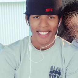 18 anos, não fumante, alcoólatra de carteirinha, acredita que ainda vai casar, curtindo a vida sem essa de relacionamento, pode perguntar a vontade ;]