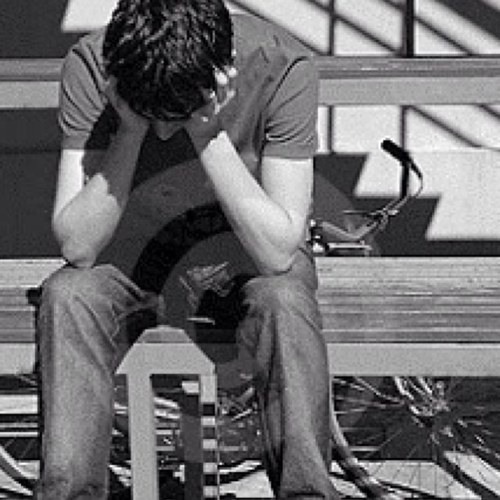 عندمآ أنطقُ أسمُكِ يهتزُّ كل مآ بدآخلي. قلمي خلق من أجلكِ.