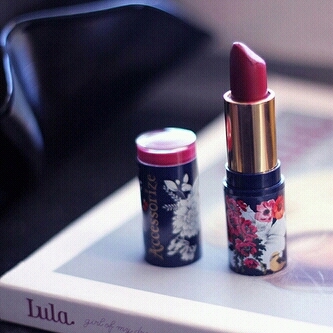 amira_212's profile picture. ‏- اتجاهلُ أخطاء الآخرين ليسَ حُباً بِھم لكنيّ ارغبُ بأن اعيشَ دونْ عناء ..