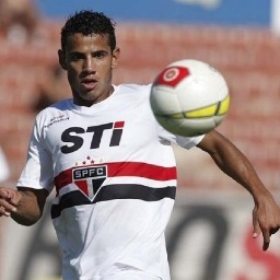 Jogador profissional de futebol.