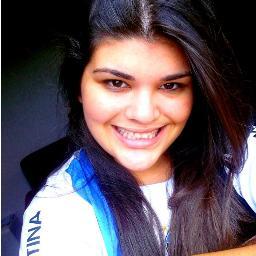 uma menina complicada, garota confusa, aquela que não sabe o que quer, aquela que muitas vezes não entende nada... garota chata e muitas vezes insuportavel XD