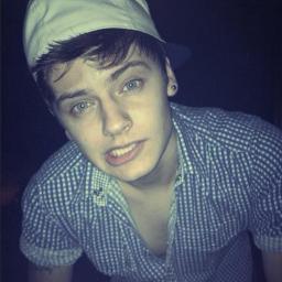 '' Distância nunca foi, e nunca será motivo pra desistir de você @CHRIS_LEAO ''