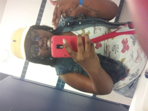 No bio......just follow me and i will follow back.!!!!!!