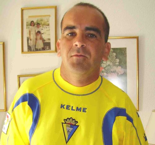 Sevillano de nacimiento, Gaditano de adopción. Los Gaditanos podemos nacer dónde queramos. Trabajando en Samu de Sevilla desde Septiembre de 2004.