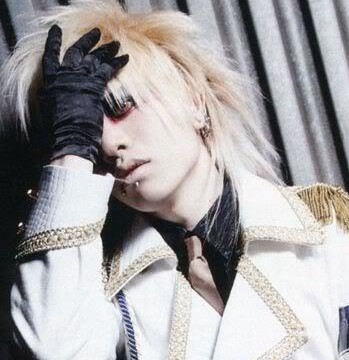 I'm a class of my own.... And I guess I have this wife ... @angelicl0ve he is a annoyance.  (oc, #Rp , #Seme , #gay ,18+)