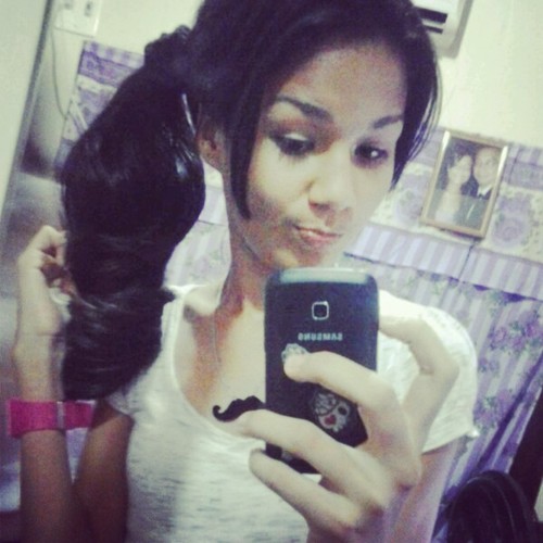 Sou chata,fresca,injuada,linda,metida,meiga,carinhosa,amiga,preguicosa,orgulhosa,ciumenta,boba,perfect,Diiva ... ♥@lolo_marques17 meu amor,te amo♥ ...