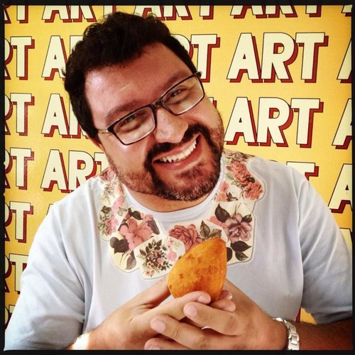 Jornalista, Publicitário, Gestor em Comunicação Integrada, Design, Relacionamento; Videomaker; Especialista em MKT, Gestão Empresarial; mestre em Literatura.