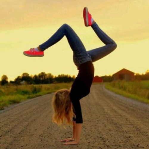 We Tweet Random shit~ follow ons = follow back! Simpel toch? Dus druk ff op die volg knop! Xx