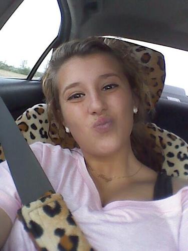 I'm 18 love to party nd I'm singlee so get at me(;