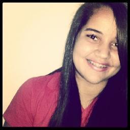 Sei ser simpática,educada,carinhosa e legal.Mas também sei ser antipática,grossa,fria e chata.Não sou perfeita,nem a mais bonita.Pois é, essa sou eu.Karoliine