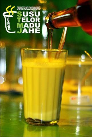 Sajian minuman hangat Susu murni, Telor, Madu dan Jahe. Roti Bakar  Jam buka: 17.00 - 23.00