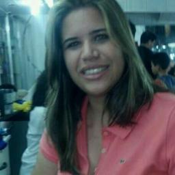 advogada. Não quero ter a terrível limitação de quem vive apenas do que é passível de fazer sentido. Quero uma verdade inventada.