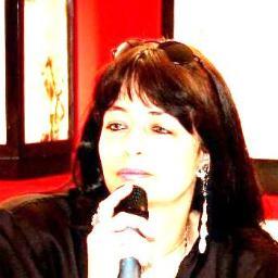 Compositora, cantora, dubladora, poeta e produtora cultural. ● Songwriter, singer, voice actress, poet and cultural producer. https://t.co/Mlx8RwSfkz