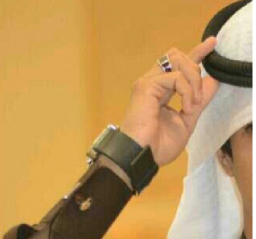 ‏..
.
.. تبــين عينـي ..... لـــج عيــــونـي
   أنـــا وكــــل ...... مــــا أمــــلــك
   فدى أرضك…