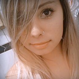 Ela é descolada, Inteligente, Usa piercing, É independente, Tatuada é diferentedemais,
Sempre toda fashion ta na moda,