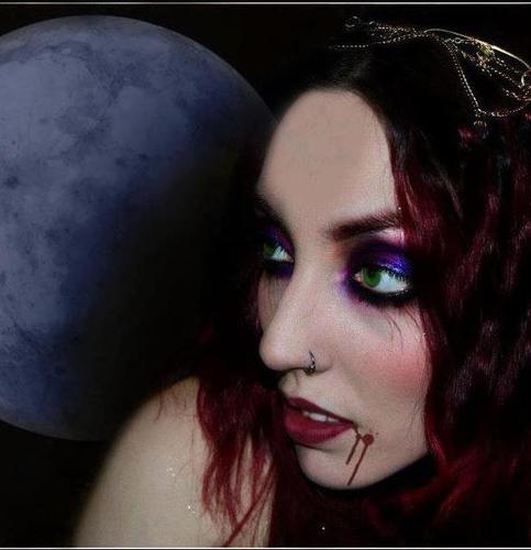 ^+^ Amazigh y cántabra, radfem, danzarina, gótica, rosaventera. Amante de la filosofía, historia y ocultismo. Vegana y nictófila. Una contradicción en mí misma.