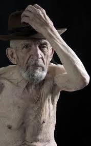 Fui a la 1 guerra a la 2. me gusta llevar los pantalones altos, bragitas de aguela, sombrero, y la camisa por dentro si esque llevo, vivo con Mr.pota TU TODO!!!