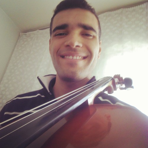tenho 21 anos estudo música e sirvo a Deus na CCB