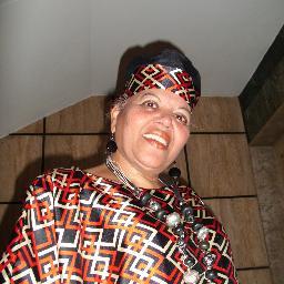 Soy venezolana de corazón y expresión, social-humanista, curiosa, preguntona, analítica, lectora por disciplina, inquieta, abogada, docente, cuestionadora