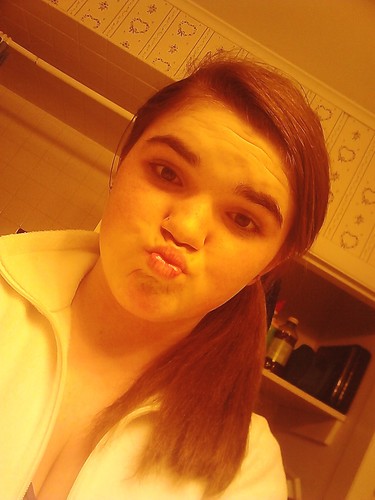 freessshmaannn   .. im 14 , brown hair , brown eyes .... follow me , ill follow back! :)