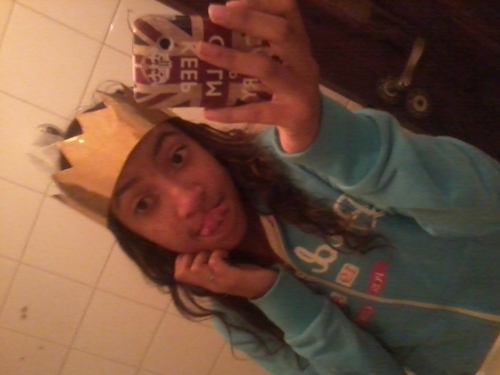 Alguns namoram, uns ficam , outros pegam , e eu durmo (((: