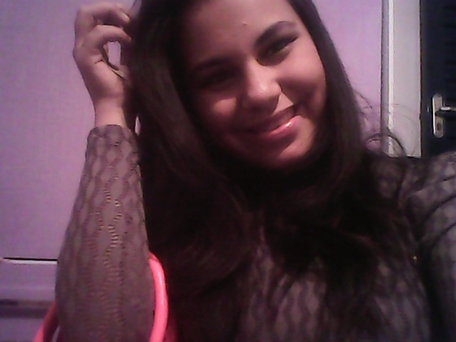 Um sorriso, uma música, um abraço apertado, estar com quem eu gosto, rir até a barriga doer... São coisas simples, mas me fazem muito feliz.