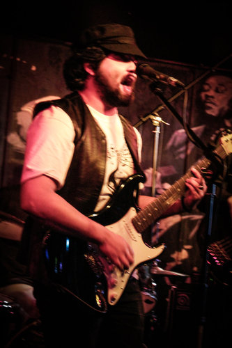 Músico, Vocalista y guitarrista de Puente Viejo, Diseñador Industrial
