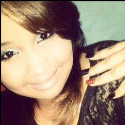 ciumenta, feliz, carinhosa, chorona, boba demais, inocente com sentimentos ee odeia mentiras, prazer sou eu ;3