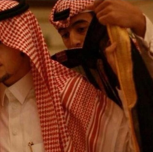 يعتقدون انني واقع في الحب و مجروح و متهور واجري خلفَ شخصٍ ما... وما انا الا مجرد ملك في تويتر اعبث بمئة وأربعونَ حرفاً. ..