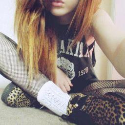 MishellBiersack's profile picture. 5. Me miro y no veo nada que me guste. La gente no me hace feliz y sola no me siento bien.