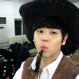 hi!~ name's Mary ~~ l i'm B2UTY ♥ l support. cubeent. super junior and all k-pop l thx follow me XD