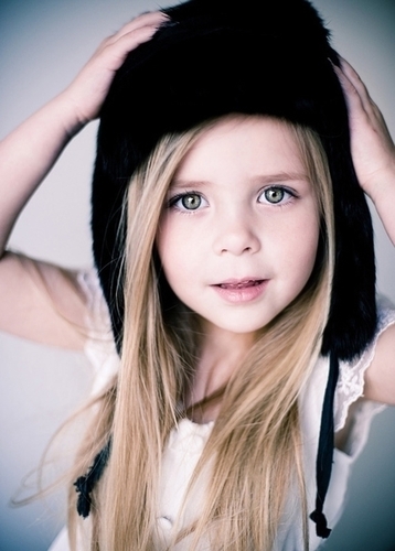Hija de Ann y Tom Mason, hermana de @BenAdam_SB, @Hall_RFS y Matt,8.