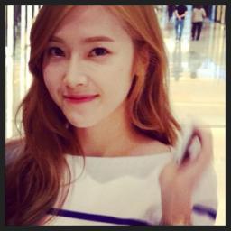 한국어-미국 가수, 댄서, 배우 및 모델. 아시아 1위 소녀 그룹 소녀시대 멤버! 안녕하세요 (제시카 정) 입니다~^^ 2013년 멋지게 보내세요! XOXO :D