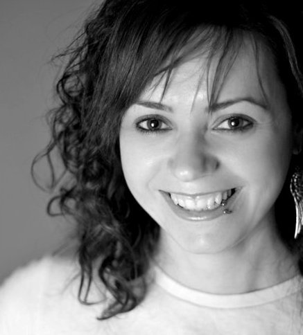 Actriz diplomada en la Escuela Municipal de Teatro de Zaragoza.