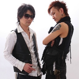 CRUES NOVER official Botです。LIVE告知・リリース情報など定期的に配信します。時折、面白いRIKIYAとsatoshiからのリアクションが飛び交います。