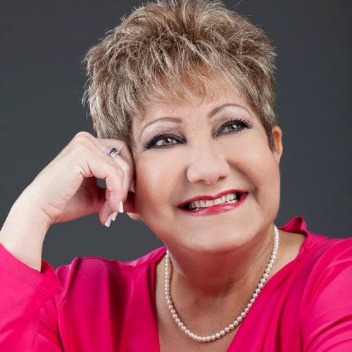 Plena, feliz y agradecida de la vida. Madre de dos maravillosos hijos que Dios me dio.