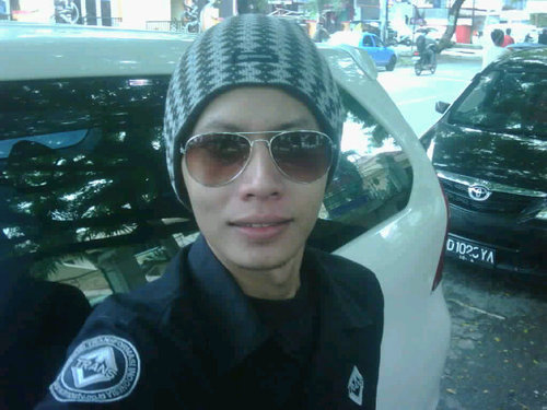 e_12_van's profile picture. .......SiMpLe......