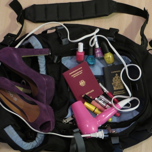 A blog that traveled off the beaten path with high heels, a straightening iron and a whole lot of lipgloss! 2017: 🇭🇳 , 🇩🇪 , 🇧🇾 , 🇬🇪 , 🇦🇲 & 🇳🇮 .