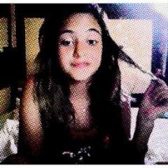 Apresentadora do programa : Perguntas idiotas kaah , (youtube) . love skate e surf
