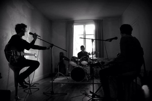 First guitar / voice : Mathew McStone
Second guitar / voice : Tom Scott
Drum / voice : Guillaume Tricot