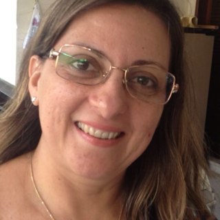 Mãe, filha, esposa, católica, apaixonada pela família, amo o que faço. E vivo sempre em busca de paz.