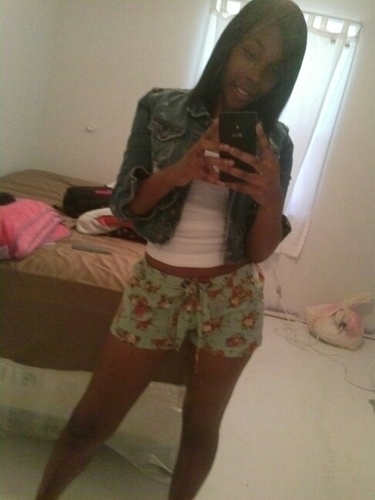 #Followme_ I _followbak! #Makenmoney! #Athreat to yu hoes! #jaz! #Carmel! #mybestie! #Follow! @Lexiii!
