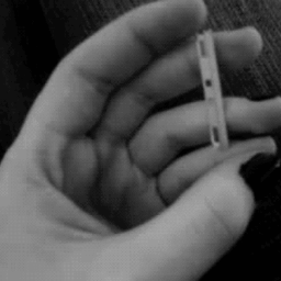 pulses_'s profile picture. Os pulsos sangrando e o coração congelando.