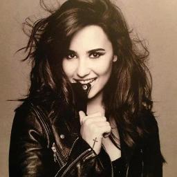 soy pan muy caliente :P irradio amor (: & me mantengo tan fuerte |Justin|Miley|Demetria :3 ♥