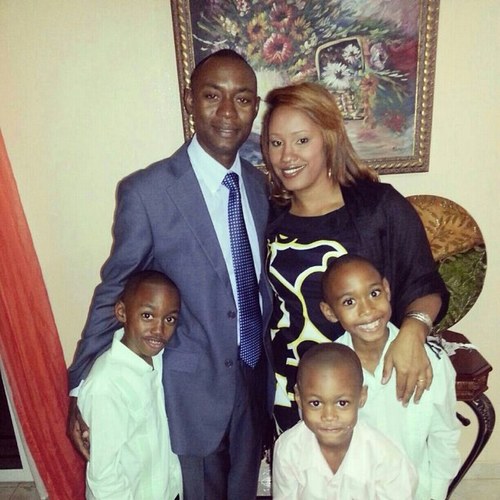Productor y conductor  de “Análisis con Lemier“, Casado con una gran mujer Ana Torres, 4 hijos. profeso la religión cristiana evangélica,y soy profesor idioma