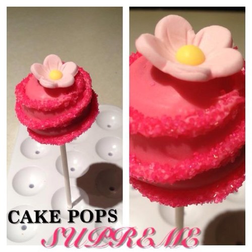 We create the perfect dessert that puts a smile on your face. These are fluffy and chocolate ball shaped cake pops with differents colors and designs.