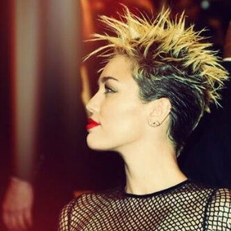 FoLLowh meh Back ☺ana modie dla3 any one whanna be on my bbm list ;) He wellcome