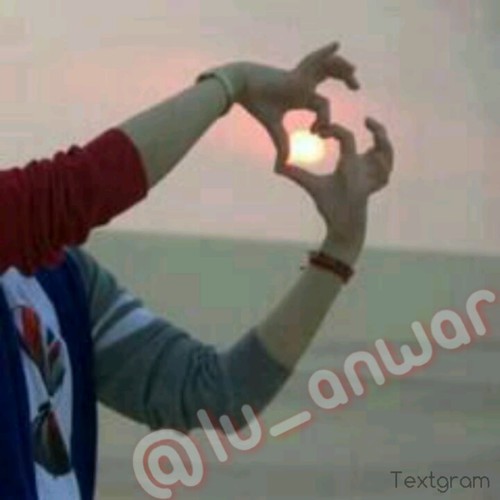 ﻟﺴﺖ ﺑـَ / ﺷﺂﻋﺮﻩ ..ﺃﻭ ﻛﺂﺗﺒﻪ ﺃﺩﺑﻴﻪ [ ﺫﺁﺕ ﺷﻬﺮﻩ..] ﺑﻞ .. ﻣُﺠﺮَﺩ ﺃﻧﺜﻰ ﺣﺂﻟﻤﻪ..~ ﺗﺤﺂﻭﻝ ﺗﺮﺟَﻤﺔ ﻣﺸَﺂﻋﺮﻫﺂ ﺑـَ ﺃﺑﺴَﻂ ﺻُﻮﺭﻩ ﻟـَ ﻋﻠﻬﺂ ﺗَﺼﻞ ﺇﻟﻴﻜﻢ.. ﺗﻠﻚ ﺃﻧﺂ ﺑـَ ﺃﺧﺘﺼﺂﺭ..