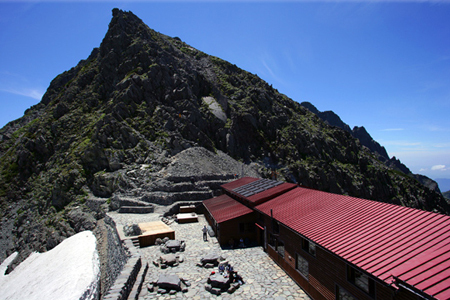 穂高岳山荘からのリアルタイム情報です（公式）／現地状況等をつぶやきます。2024年は小屋泊要予約（Webか電話で1ヶ月前朝8時〜）。テント予約不要。 ※DMはお返事できません。リプライも出来ない場合が多くなります。ご了承ください。※登山道状況等、大事な質問は、山荘へお気軽にお電話ください。090-7869-0045