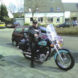 Ik ben?  Echtgenoot, vader, grootvader, oom, broer, vriend, dierenvriend, pensionado, levensgenieter.
